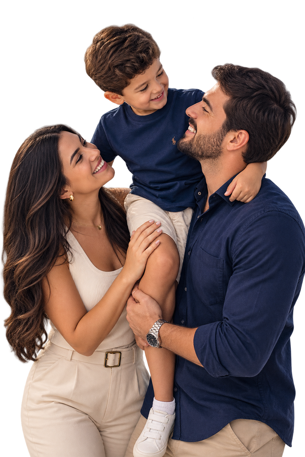 Família sorrindo — pai, mãe e filho — representando a proteção de quem você ama